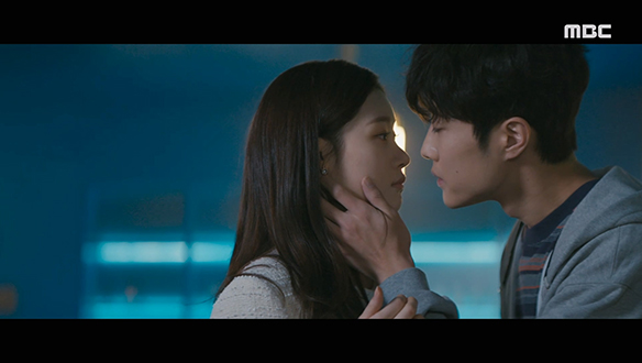 태용(이종원)은 홀로 남은 주희(정채연)에게 감정이 싹트는데... 클립 이미지