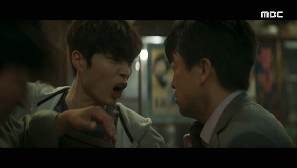 "감히 우리 엄마한테!"…오 사장(장혁진)이 선혜(한채아)를 욕보이려 한 걸 알게 된 태용(이종원)과 철(최대철) 클립 이미지