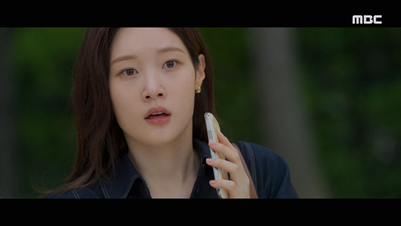 "집사님, 지금 어디 계세요?"…주희(정채연)는 김 집사(송유현)를 만나 아버지 죽음에 대해 알아보려 하지만...