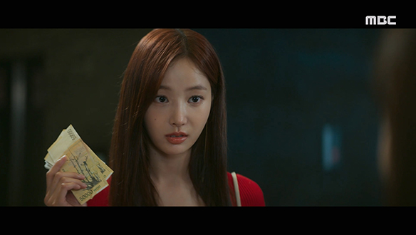 "가난이 어떤 건지 너도 직접 겪어봐야지"…빈털터리가 된 주희(정채연)에게 굴욕을 안겨주는 여진(연우)