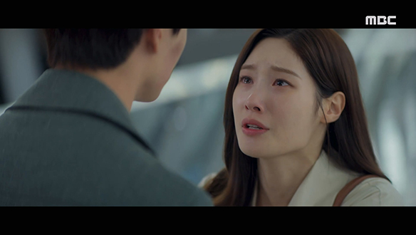 "네가 우리 아빠 죽였니?"…미국으로 떠나는 승천(육성재)이 자신의 아버지를 죽였다고 믿는 주희(정채연)