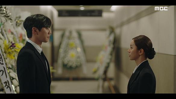 "7호실 오신 거죠?"…준호(안내상) 빈소 앞에서 마주친 김 집사(이준영)와 동주(이혜리)