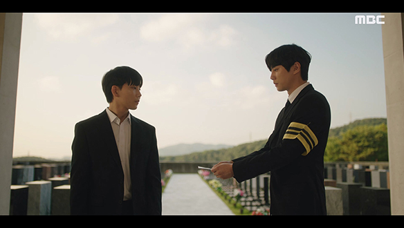 "택시 안에 있었습니다"…준호(안내상)의 친아들에게 사진을 건네는 김 집사(이준영)