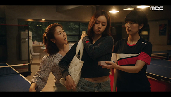 "누가 줬는데 난 필요 없어서 너 하라고"…동주(이혜리)에게 은근슬쩍 생일 선물 건네는 정화(안현호)