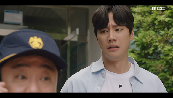 "우리 딸 귀빠진 날인데"…김 집사(이준영)는 달식(박수영)의 전화를 엿듣게 되는데...