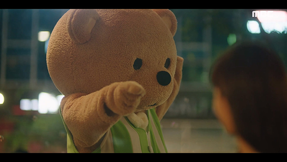 홀로 생일 보내는 동주(이혜리)를 위해 축하 공연 선보이는 김 집사(이준영)