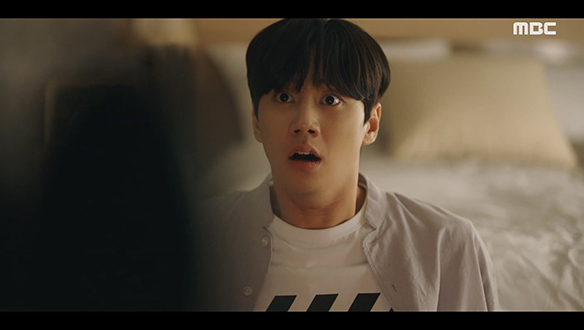 "으악!"…김 집사(이준영)는 뜻밖의 장소에서 동주(이혜리)를 마주치게 되는데...