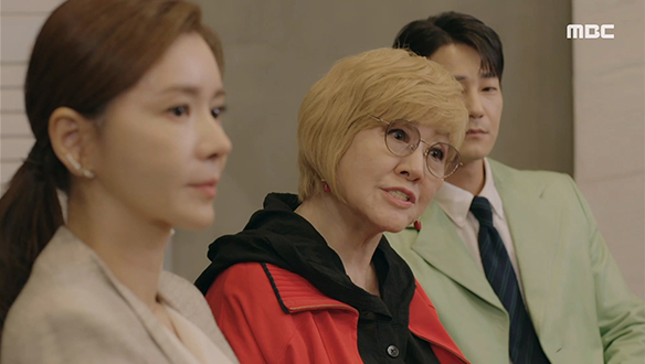 "사람이 사람을 어떻게 버려?"…기자들 앞에서 유경(장서희)의 치부를 건드는 마 회장(반효정)