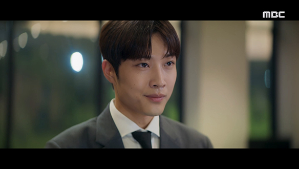 잘난척하는 면접관 성원(김서하) 앞에서 유창한 불어 실력 뽐내는 태용(이종원) 클립 이미지