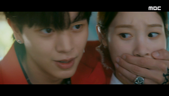 "오랜만이다, 나주희?"…잠입 취재 중인 주희(정채연)와 마주친 승천(육성재) 클립 이미지