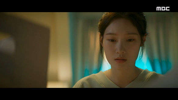 "세 사람 다 도신과 연관이 있어"…아버지 나 회장(손종학)의 사건 자료를 살펴보는 주희(정채연)  클립 이미지