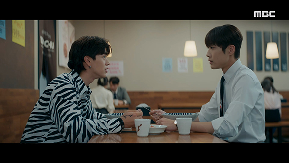 "이거 내가 제일 좋아하는 음식이잖아"…취준생 태용(이종원)을 불러내 밥 얻어먹는 승천(육성재) 클립 이미지