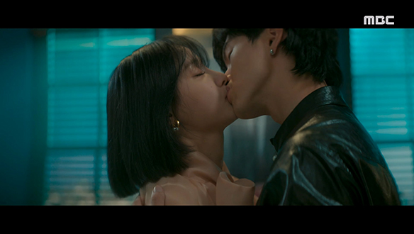 "이러면 네가 날 믿을까?"…불안해하는 여진(연우)에게 강렬한 감정을 증명하는 승천(육성재) 클립 이미지