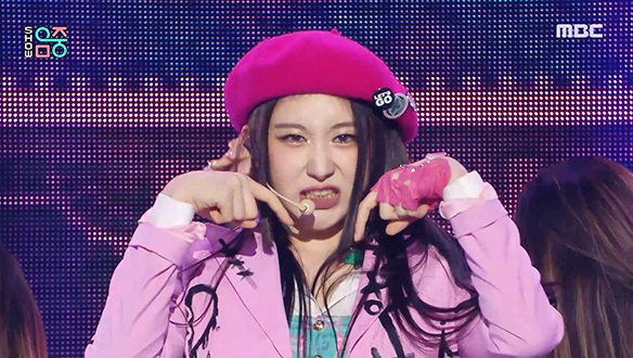 이채연 - HUSH RUSH (LEE CHAE YEON - HUSH RUSH) 클립 이미지