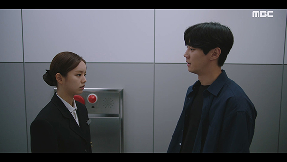 "그냥 또라이네"…시체 붙들고 얘기하던 동주(이혜리)를 이상한 사람 취급하는 김 집사(이준영) 클립 이미지