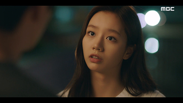 "눈앞에 얼쩡거리는 건 내가 아니라 너라고"…한밤중에 실랑이 벌이는 동주(이혜리)와 김 집사(이준영) 클립 이미지