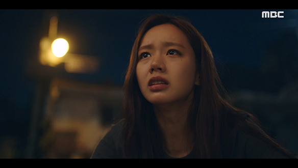 "있을 리가 없지"…동주(이혜리)는 귓가에 맴도는 준호(김하언)의 말을 직접 확인하러 나서는데... 클립 이미지