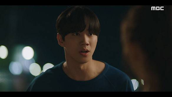 "몇 명이나 만났어요?"…귀신을 본다는 동주(이혜리)를 졸졸 따라가며 묻는 김 집사(이준영) 클립 이미지