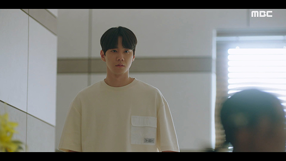 "너 절대 저 누나 손잡으면 안 돼"…김 집사(이준영)는 누군가 동주(이혜리)를 흉보는 모습을 보게 되는데... 클립 이미지