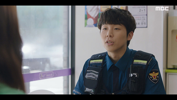 "환하게 웃는 것이 참 좋아요"…해안(송덕호)은 동주(이혜리)에게 애정 어린 호감을 보이는데...