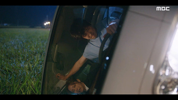 "다친데 없어요?"…시골길 지나다 사고를 당한 동주(이혜리)와 태희(이준영)