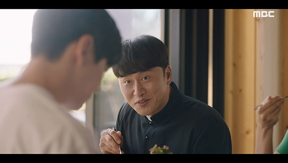 "미혼이시죠?"…분위기 파악 못하고 동주(이혜리)와 태희(이준영)를 엮으려는 미카엘(오대환) 클립 이미지