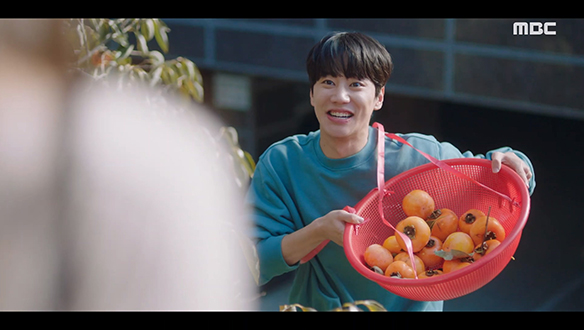 "이거 가져가요, 이거"…동주(이혜리)를 위해서라면 높게 매달린 감도 따다 주는 태희(이준영) 클립 이미지