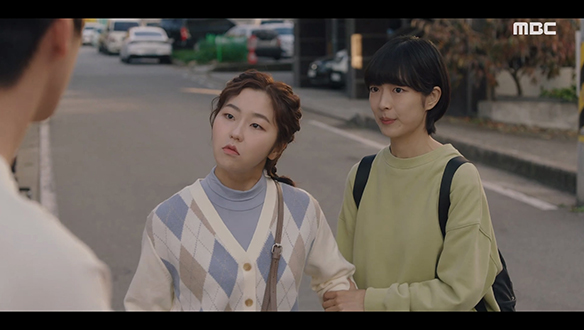 "생긴 건 멀쩡하시네?"…일당백하우스 앞에서 태희(이준영)를 마주친 소라(서혜원)와 정화(안현호) 클립 이미지