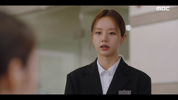 "장례지도사 백동주입니다"… 청하(한동희) 어머니 미란(지수원)의 장례식을 담당하게 된 동주(이혜리) 클립 이미지