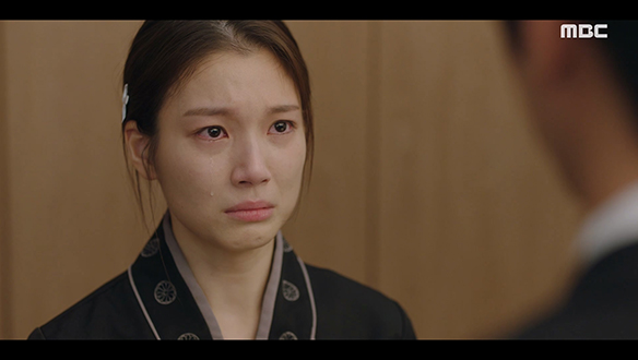 조문 온 태희(이준영) 앞에서 그동안 참아왔던 눈물 터뜨리는 청하(한동희) 클립 이미지