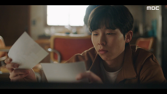 우연히 태희(이준영)네 가족사진을 본 해안(송덕호)은 큰 충격을 받는데... 클립 이미지