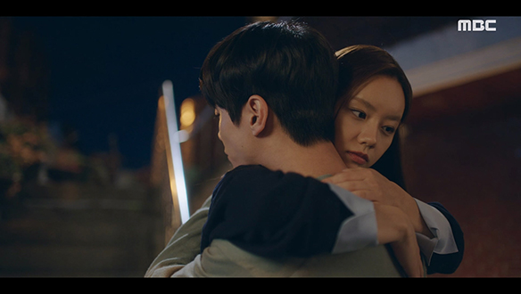 "잘 자요"…동생의 일로 혼란스러울 태희(이준영)를 말없이 안아주는 동주(이혜리)