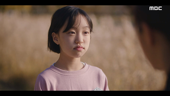 "자기소개 좀 해주세요"…아이돌이 꿈인 설아(주예림)를 위해 프로필 영상 찍어주는 동주(이혜리)