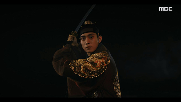 "빈궁 이리 오세요"…세자빈 안씨(김민주)를 마음속에서 떠나보내지 못하고 환영에 시달리는 이헌(김영대)