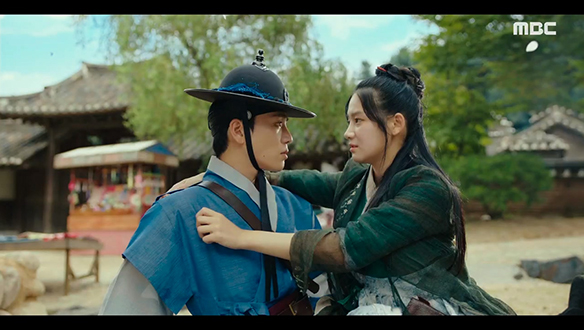 '내가 지금 금부의 품으로 달려든 것이오?'…얼떨결에 신원(김우석) 품에 안겨진 소랑(박주현)