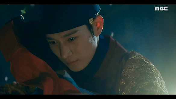 "빈궁. 빈궁이 오셨소?"…달빛이 감싼 소랑(박주현)에게서 또 한 번 세자빈 안씨(김민주)의 모습을 보는 이헌(김영대)