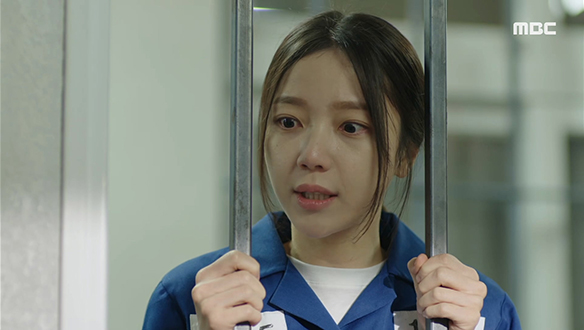 "누구냐고요, 결과지 준 사람"…혜수(김규선)는 진실을 알아내려 백발마녀(양혜진) 꽁무니를 쫓아다니는데...