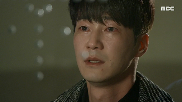 "미안합니다..정말 미안합니다.." 무릎 꿇고 혜수(김규선)에게 사과하는 인하(이현석)