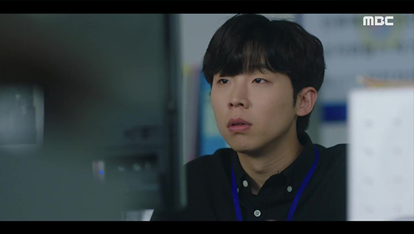 첫 발령날 준호(김하언) 사고 CCTV를 모조리 지운 해안(송덕호) 클립 이미지