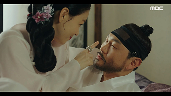 "거적때기 서방도 서방이랍니다"…남들 몰래 음모를 꾸미는 조성균(양동근)과 서씨 부인(박선영)