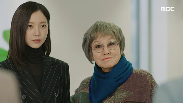 "수석 디자이너로 특별 채용했어"…직원들과 상의도 없이 혜수(김규선)를 특별 채용한 마 회장(반효정) 