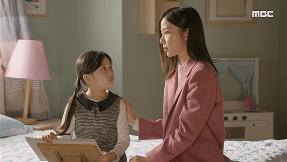 "이 팔찌 엄마 거 맞지?"…혜수(김규선)는 자신이 사고 당시에 잃어버렸던 팔찌를 다시 찾게 되고... 클립 이미지