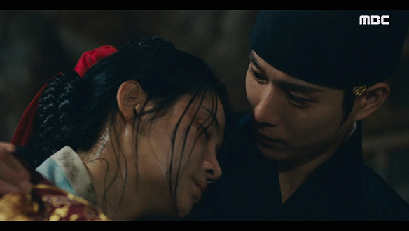 "눈 좀 떠보거라, 소랑아"…옥에서 고문 받던 소랑(박주현)을 구해내는 이헌(김영대) 클립 이미지