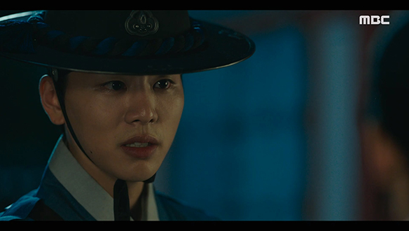 "내가 네 옆에 있어주겠다고"…신원(김우석)은 소랑(박주현)을 자신의 곁에 두려 하는데... 클립 이미지