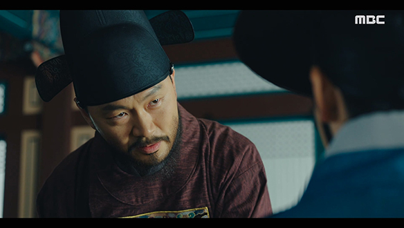 "그 나인의 이름이 뭐였더라"…집요하게 파고드는 신원(김우석)에 경고하는 조성균(양동근) 클립 이미지