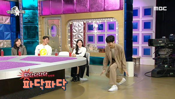 허당미 장착한 뜻밖의 예능캐 배우 강훈의 드리블 실력은? 클립 이미지