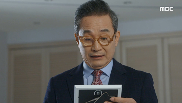"내가 네 명예 다 회복시켜주마"…재경(오승아)의 온기가 남아있는 방에 들어간 윤 회장(정성모) 클립 이미지