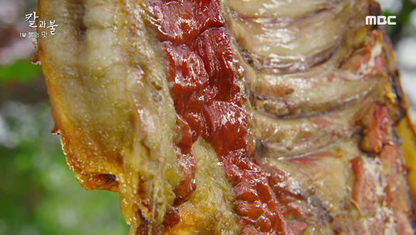 고기에 연기를 침투시켜 만드는 '훈연 바비큐' 클립 이미지