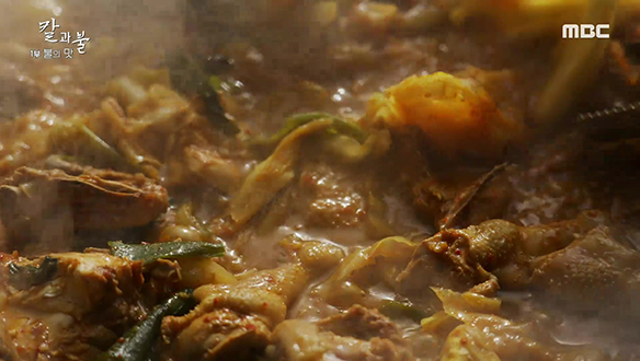 참나무와 가마솥 뚜껑이 낳은 매콤한 불맛 '가마솥 뚜껑 닭볶음탕' 클립 이미지