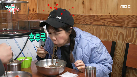 땀샘 개방은 기본! 잠뚱 X 매뚱의 매운 비빔냉면 먹방♨ 클립 이미지